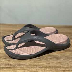 Crocs Athens II Women's size 7 thong flip flops Gray Pink Sandals Slip on